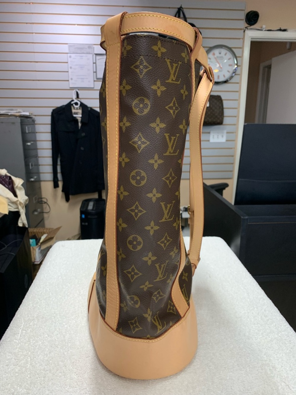 Louis Vuitton Randonnee GM Monogram Backpack - Picture 4 of 16